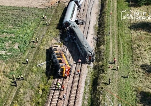 Ciężarówka uderzyła w bok pierwszego wagonu – informuje prokuratura