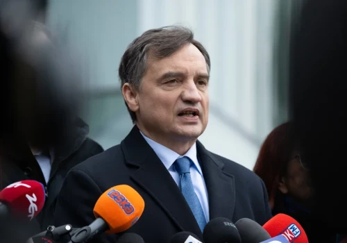 „Nie chcą ginąć za Ziobrę”. W PiS narasta ferment po aferze Zondacrypto