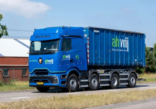 41,5-tonowy eActros 8×2 z idealnie równym rozstawem – po jednej baterii za każdą z osi