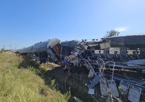 Katastrofa na przejeździe kolejowym. Ciężarówka zderzyła się z pociągiem Intercity, nie żyje pasażerka