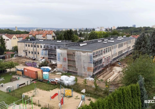 Rodzice uczniów twierdzą, że w Szkoła przy ul. Hożej 3 nie jest gotowa na przyjęcie uczniów