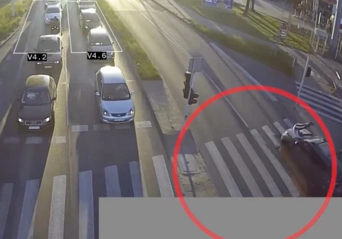 Sekundy od tragedii w Tychach. Nastolatek na hulajnodze elektrycznej wjechał na skrzyżowanie na czerwonym