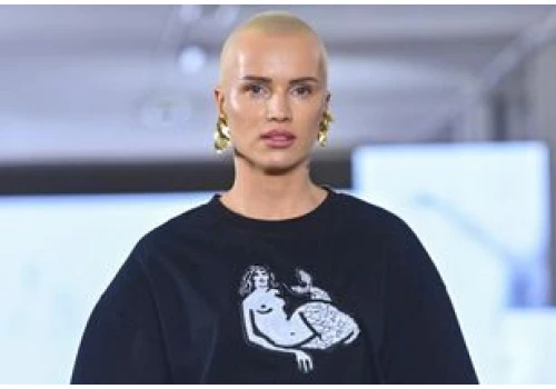 Zapomnij o długim trenczu. Maffashion nosi cropped trench coat