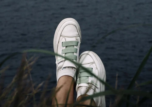 Trampki na rzepy wracają do łask. Te modele Vans i Reserved świetnie uzupełnią jesienne stylizacje