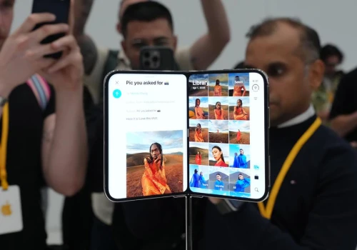 Apple pokazało iPhone’a ze składanym ekranem. Kurs poszedł w górę