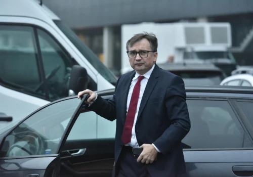 Śledczy sprawdzają, kto pomagał uciec Ziobrze. Poseł PiS: Wpław za ocean nie popłynął