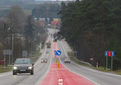 Coraz więcej czerwonych dróg w Polsce. Po których można jeździć, a po których nie?
