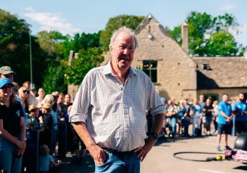 Jeremy Clarkson wpuścił Alpine do swojego pubu a setki fanów przyjechały wspólnie to oglądać