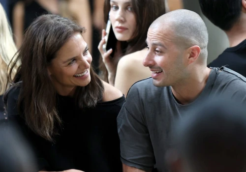 New York Fashion Week 2026. Katie Holmes promienieje u boku partnera