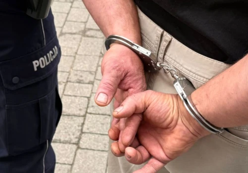 Jaki ojciec, taki syn. Próbowali ukraść alkohol ze sklepu i zaatakowali ochroniarza