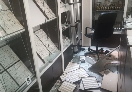 „Na zakupy” do jubilera przez dziurę w dachu galerii handlowej. Trzech podejrzanych trafiło do aresztu