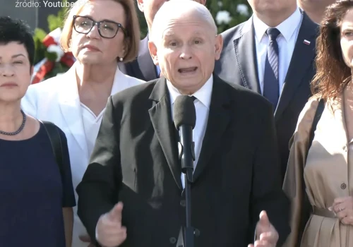 Zaczęło się z samego rana! Kaczyński wygrażał na miesięcznicy, zagłuszały go TE okrzyki. „Kłamca!”