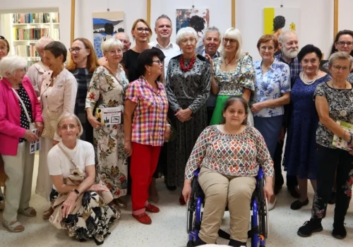 Wycinanki, malowanki i coś jeszcze… Wernisaż prac Renaty Kopić-Sądel