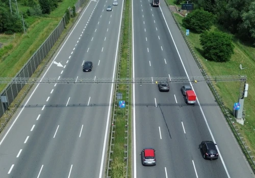 Środkowy pas kusi obu kierowców. Pierwszeństwo ma tylko jeden