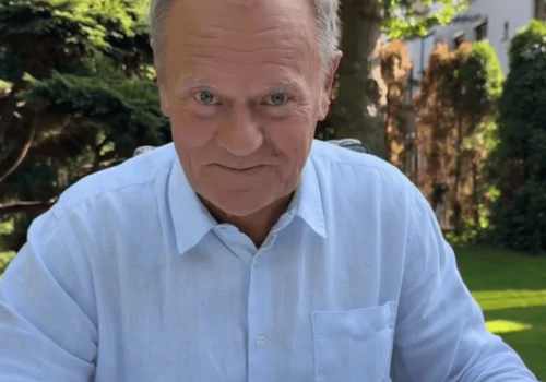 Donald Tusk został zauważony w towarzystwie kobiet. Jego reakcja na ich obecność przyciągnęła uwagę przechodniów
