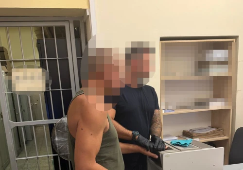 Pijany kierowca z Ukrainy szarpał i kopał policjantów. Pomagała mu jego pasażerka