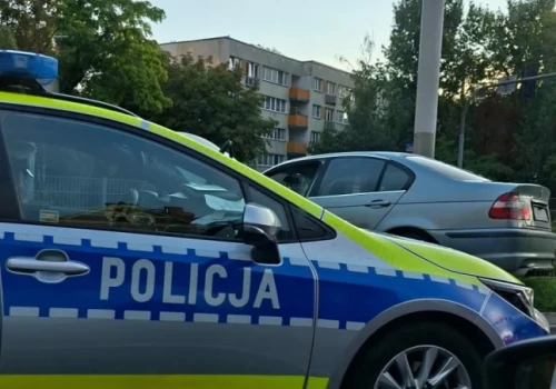 BMW wpadło na torowisko przy Dolmedzie. Pijany kierowca będzie deportowany