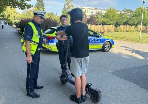 Policja reaguje na telefony o szybkiej jeździe na hulajnogach