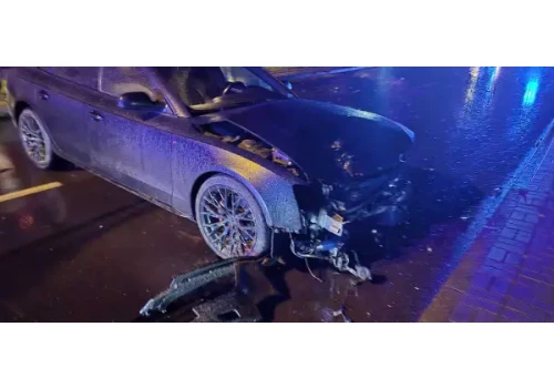 Nocna jazda próbna w Olsztynie zakończona przed sądem. Młody kierowca zniszczył nowe auto i latarnię
