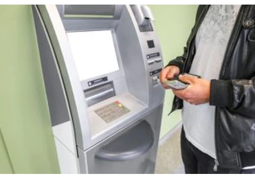Nowy obowiązek przy bankomatach? Resort chce, by banki nas nagrywały