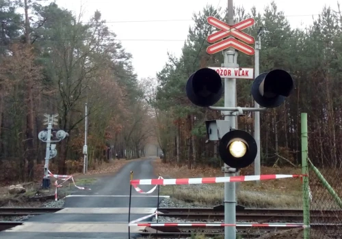 Bezpieczeństwo na przejazdach kolejowych: system z białą lampą może pomagać
