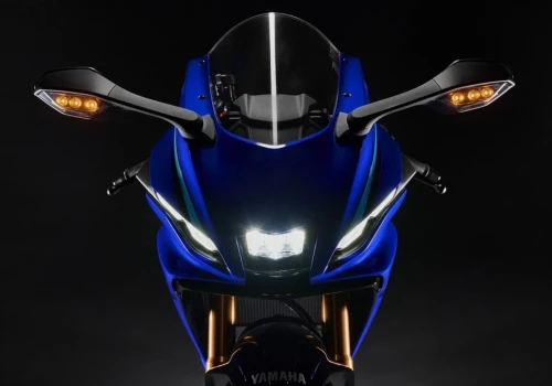 Yamaha R7 dostała technologię z R1. Takiego skoku jakościowego brakowało tej maszynie
