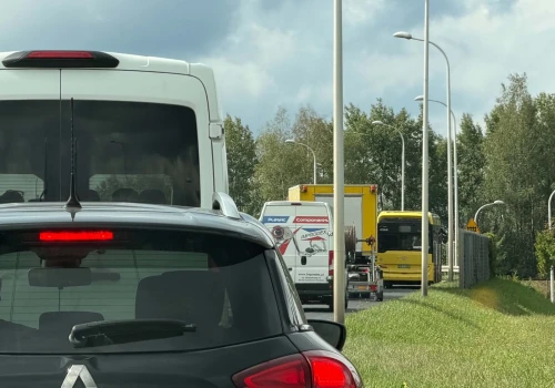 Autobus wodorowy uległ awarii i zablokował ulicę w Tychach. Kilka dni wcześniej też była awaria i zablokowane rondo