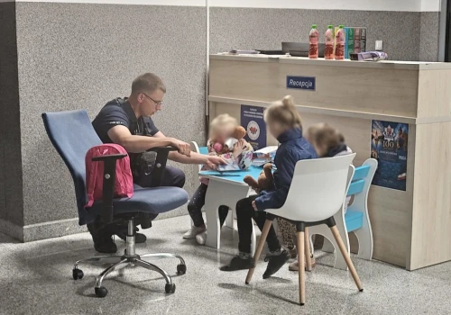 Kompletnie pijana matka opiekowała się trzema małymi córkami. 40-latka miała blisko 2,5 promila