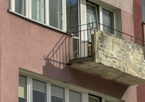 Sypiące się balkony w blokach na ul. Wąskiej. Kontrola nie wykazała zagrożenia dla mieszkańców