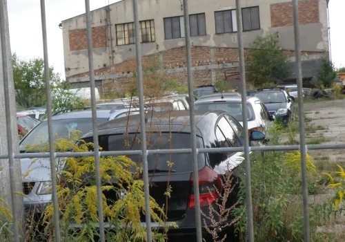 Nikt nie chciał kupić porzuconych aut podczas pierwszej licytacji. Miasto szykuje kolejną próbę sprzedaży