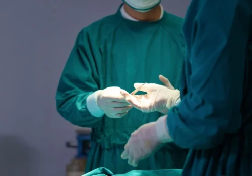 Jest decyzja w sprawie zmian. Limity pensji lekarzy wejdą w życie szybciej niż chciało MZ