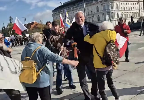 Macierewicz szalał z farbą na miesięcznicy, OTO komunikat policji. „Służby przewiozły kobietę do szpitala”