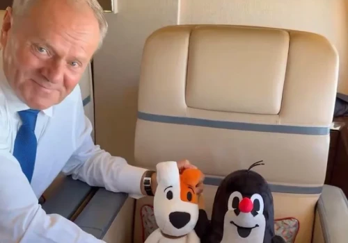 Reksio i Krecik w jednym samolocie z Tuskiem. Skąd ten pomysł?