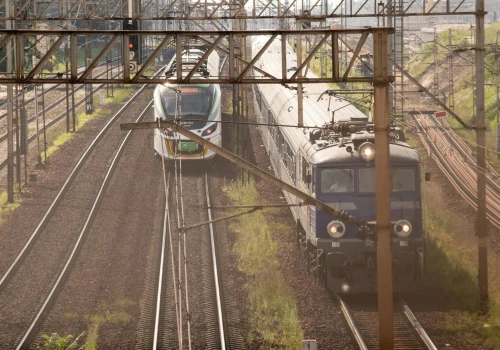 Cztery ciężarówki na torach w tydzień. Maszyniści zwalniają do 20 km/h, a zarządca torów grozi im konsekwencjami