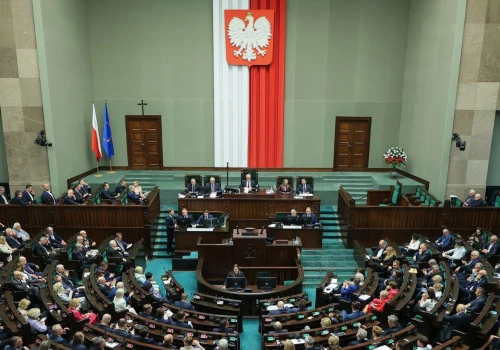 Nowy sondaż partyjny. KO ma kłopot, trzy partie poza Sejmem