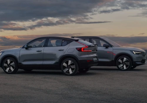 Volvo EX40 i EC40 delikatnie odświeżone. Zasięgi do 575 i 584 jedn. WLTP, w gamie zostaje też wersja „mały, ale wariat”
