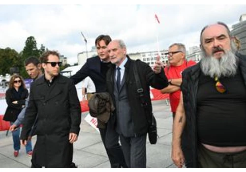 Awantura na miesięcznicy. Macierewicz trafi przed Komisję Etyki?