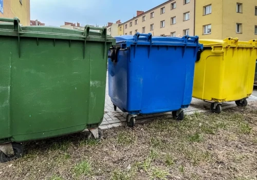 Wielkie porządki w szafach. Nie wyrzucaj ubrań do kosza, oddaj je w piątek lub sobotę