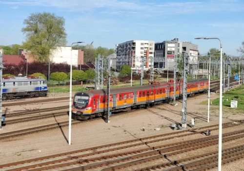 Pociągi mogą dziś mocno zwalniać. Duże opóźnienia w całej Polsce. Pasażerowie muszą uzbroić się w cierpliwość