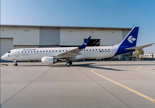 Air Dolomiti zmienia barwy. Pierwszy Embraer E195 w nowym malowaniu