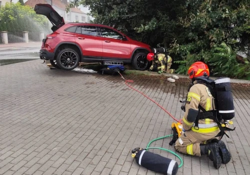 Mercedes uszkodził instalację. Zamknęli drogę krajową i ewakuowali 18 osób