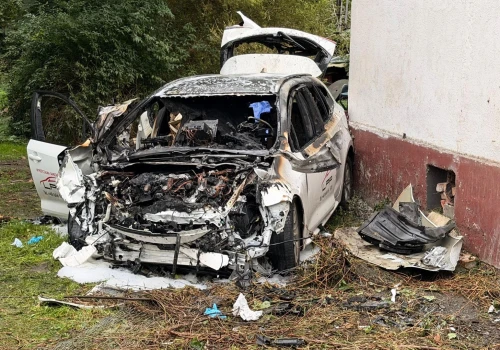 Wypadek w Świnoujściu - kierowca przebił ogrodzenie i uderzył w budynek