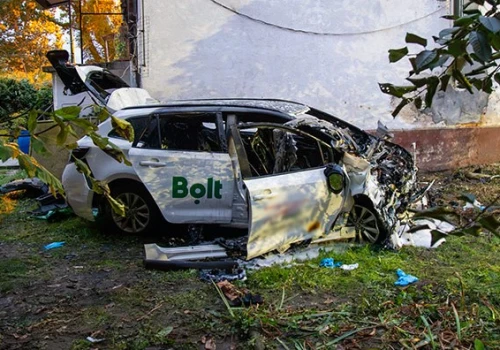 Wypadek w Świnoujściu. Taksówka przebiła płot i uderzyła w budynek