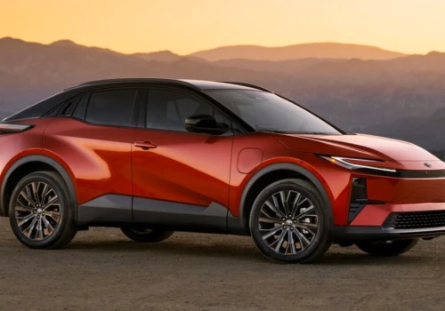 Toyota C-HR+ ma mały problem w Stanach Zjednoczonych. Rekuperacja może przeładować baterię, co wyłącza napęd