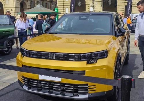 Tłumy oblegają nowe Fiaty. Tak wygląda światowa premiera Grizzly i Grizzly Fastback. AKTUALIZACJA