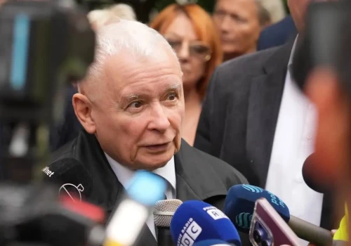 Kaczyński przybył przed budynek AWS. 