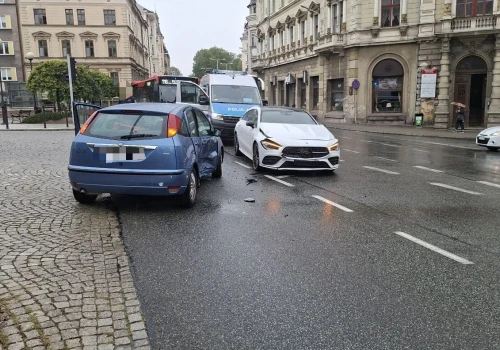 Zderzenie Mercedesa z Fordem przy Zamku Sułkowskich. Duże utrudnienia w centrum Bielska-Białej