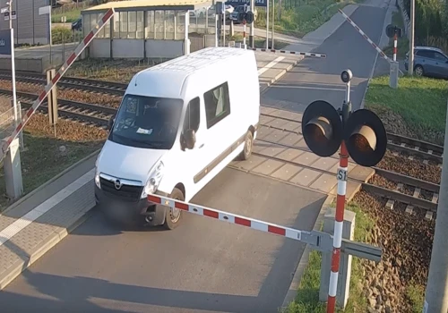 Wjazd na przejazd kolejowy na czerwonym. Rząd chce zabierać prawo jazdy