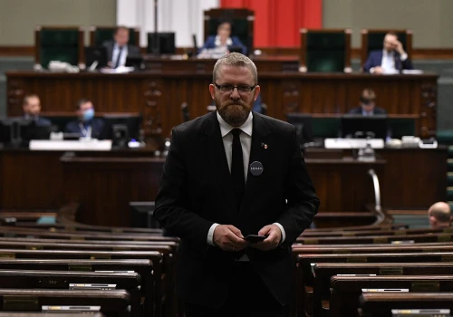 Antyszczepionkowcy, zwolennicy Rosji i proaborcjoniści. Kto stoi za Grzegorzem Braunem?