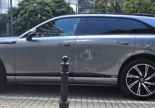 „Elektryki” na czarnej liście. Carrefour zamyka dachowe parkingi dla aut na prąd!